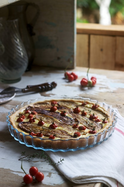 Torte gefüllt mit Gemüse, Quark und Sahne. Rustikaler Stil.