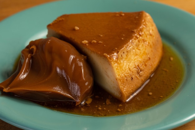 Torte. Karamellisierter Vanillepudding mit Sahne. Traditionelles argentinisches Dessert mit Milchkaramell-Aufstrich, besser bekannt als Dulce de Leche.