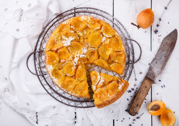 Torte mit Aprikosen.Hausgemachte Kuchen mit Lavendel