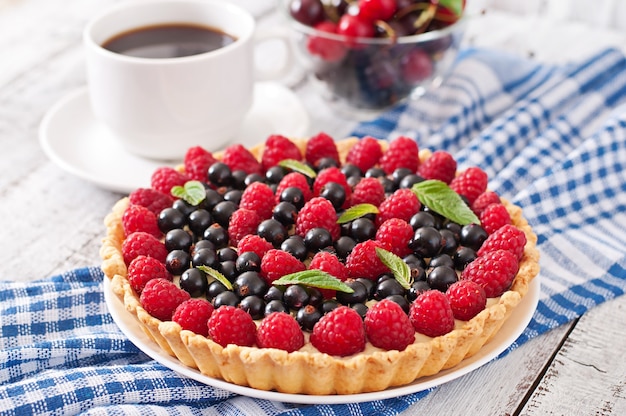 Torte mit Beeren und Pudding