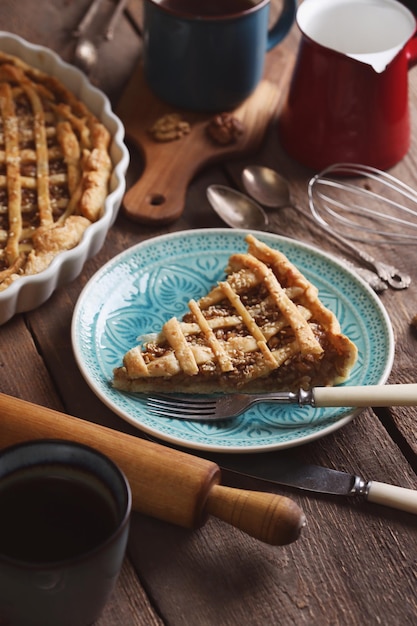 Torte mit Birnen, Kaffeekanne und Tasse. Stillleben und Herbsthintergrund