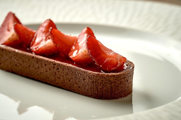 Torte mit Erdbeeren und Schokolade auf einem Teller Nahaufnahme Selektiver Fokus In der Postproduktion hinzugefügtes Rauschen