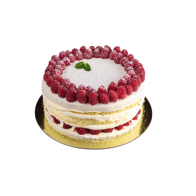 Torte mit frischen Himbeeren und Minze in naher Nähe auf weißem Hintergrund