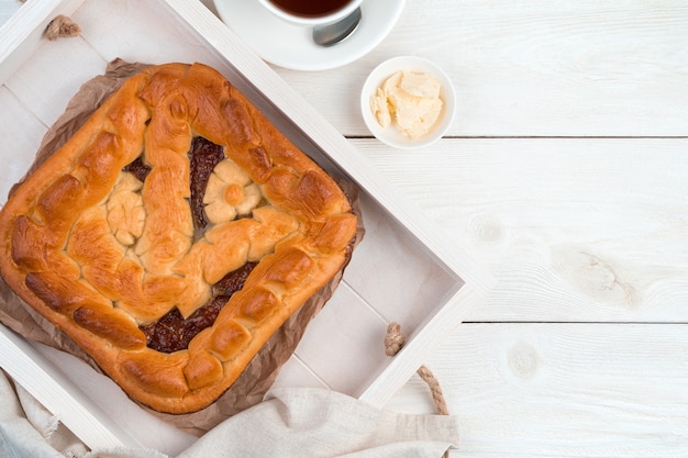 Torte mit Füllung auf einem Tablett auf einem hellen hölzernen Hintergrund.