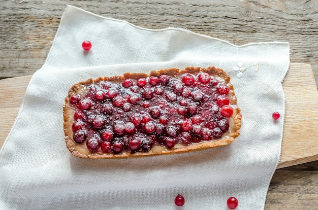 Torte mit gelierten frischen Preiselbeeren