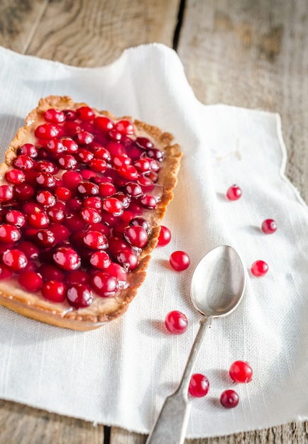 Torte mit gelierten frischen Preiselbeeren