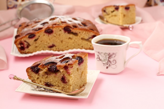 Foto torte mit kirschen befindet sich auf einem rosa auf einem teller