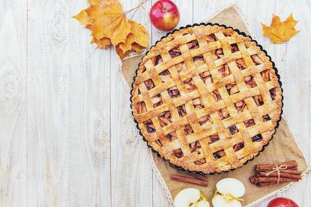 Torte mit Äpfeln und Zimt.