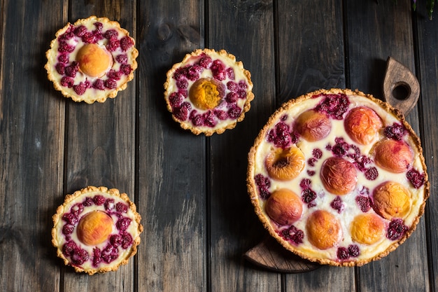 Torte mit Pfirsich und Himbeere, französische Galette. Pfirsichkuchen Himbeer-Tarte. Tartalette