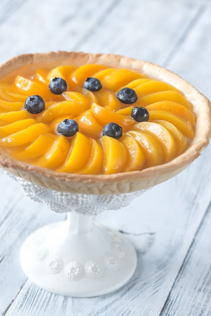 Torte mit Pfirsichen und Blaubeeren