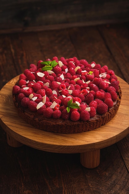 Torte mit Pistazien und Himbeeren