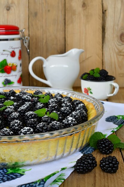 Torte mit Sahne und Brombeeren