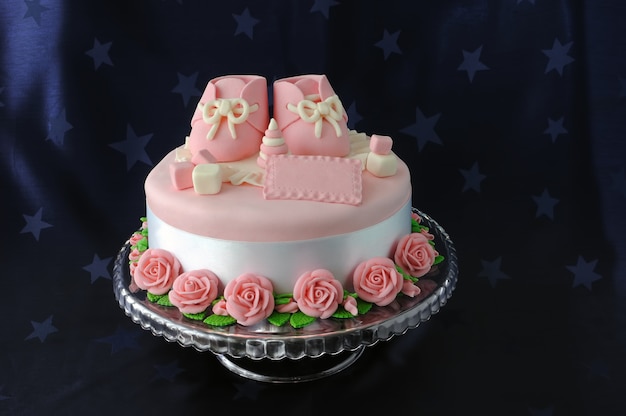 Torte mit Stiefeletten und Spielzeug aus Marzipan