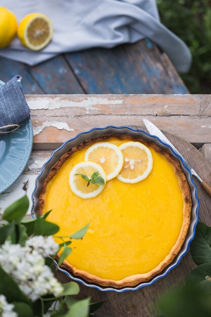 Torte mit Zitronenquark. Zitronenkuchen. Amerikanische Küche. Dessert. Naturgarten. Draufsicht