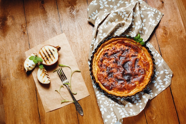 Torte oder Torte, serviert mit gegrillten Zwiebelhälften