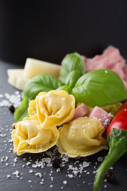 Tortellini caseiro cru italiano com presunto e queijo