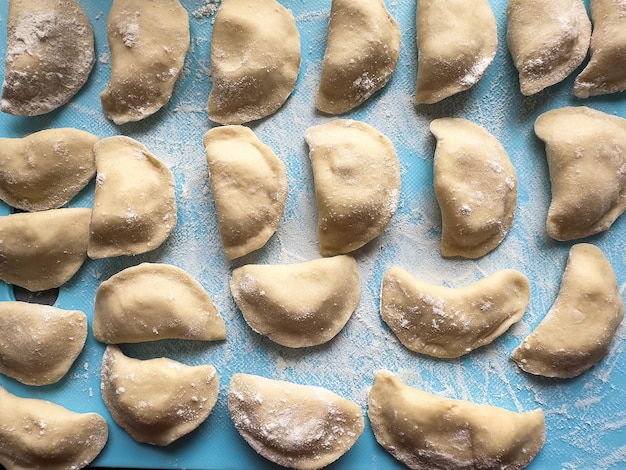 Foto tortellini casero hecho a mano con patatas y cebolla