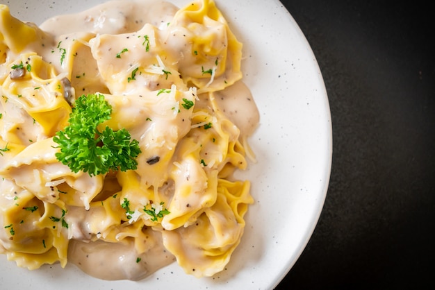 tortellini com molho de creme de cogumelos e queijo