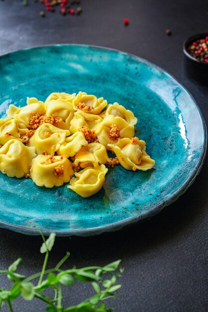 tortellini de massa com recheio de ravioli