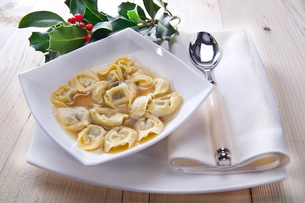 Tortellini em caldo