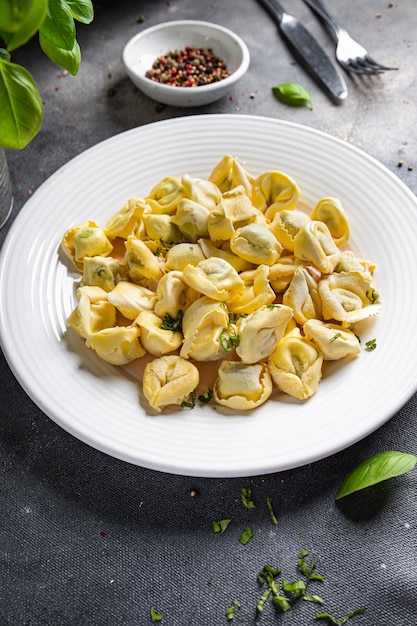 tortellini frutos do mar refeição saudável comida lanche dieta na mesa cópia espaço comida fundo rústico