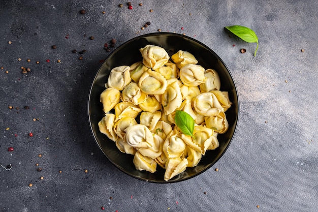 tortellini frutos do mar refeição saudável comida lanche dieta na mesa cópia espaço comida fundo rústico