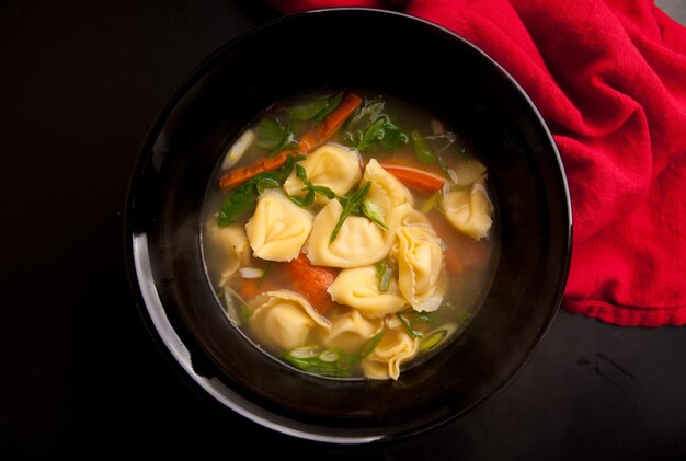 Tortellini-Huhn-Nudelsuppe mit Gemüse