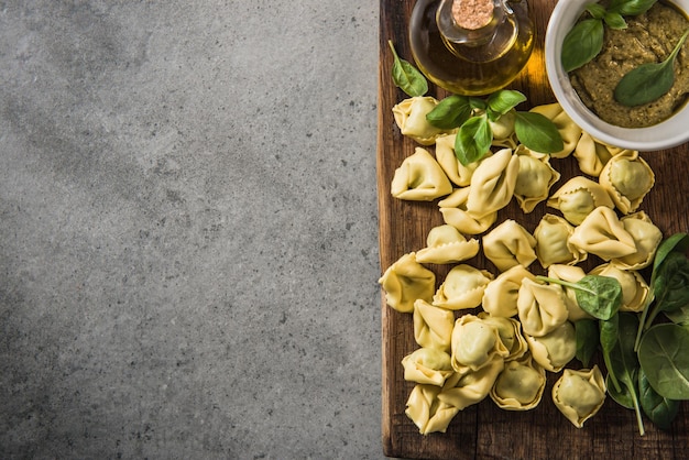 Tortellini italiano com espinafre