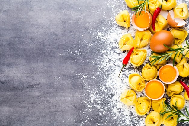 Tortellini italiano cru caseiro e folhas de manjericão.