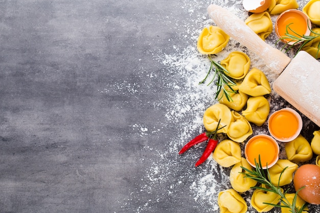 Tortellini italiano cru caseiro e folhas de manjericão