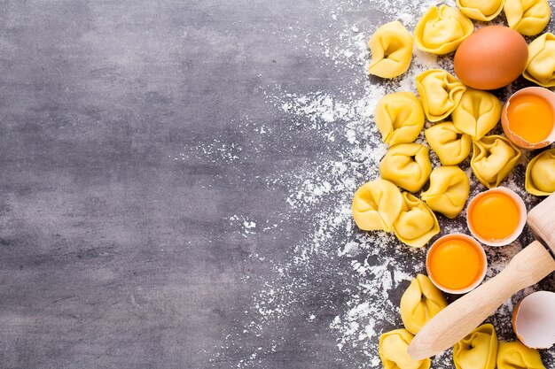 Tortellini italiano crudo casero y hojas de albahaca.