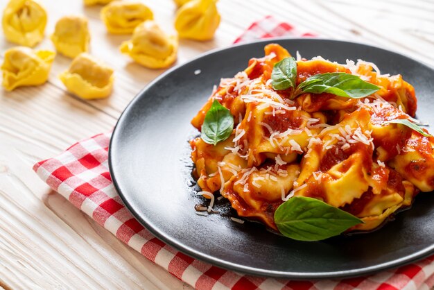 Tortellini italiano con salsa de tomate