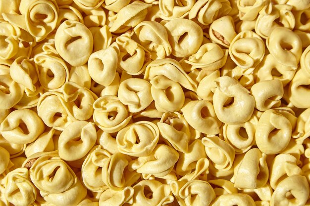 Foto tortellini macarrão comida fundo vista superior tortellini fresco com presunto cru macarrão italiano recheado