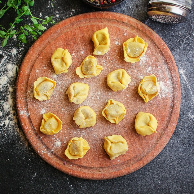 tortellini de pasta con relleno