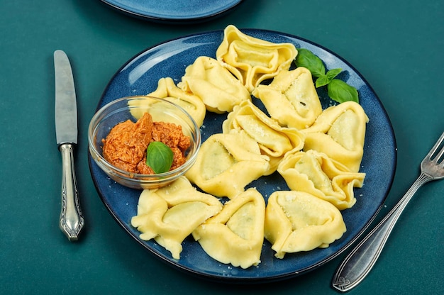 Tortellini con pesto