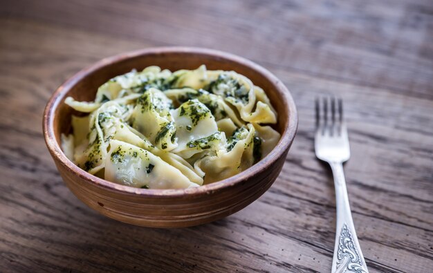 Tortellini con ricotta y espinacas en salsa de menta