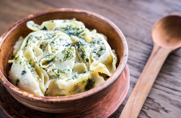 Tortellini con ricotta y espinacas en salsa de menta