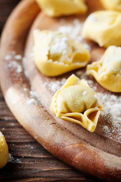 Tortellini tradicional italiano caseiro na mesa de madeira, foco seletivo