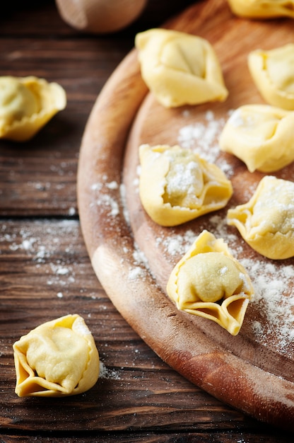 Tortellini tradicional italiano caseiro na mesa de madeira