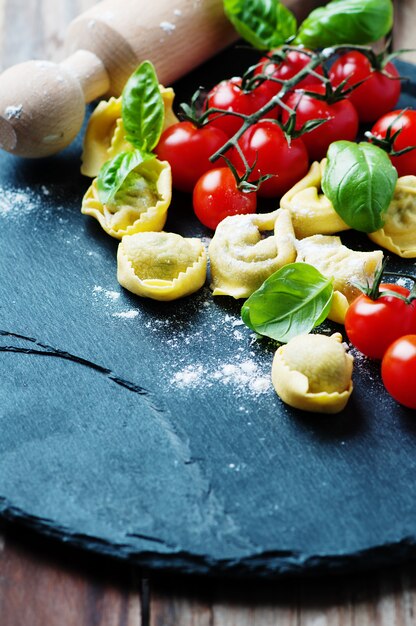 Tortellini tradicional italiano em cima da mesa