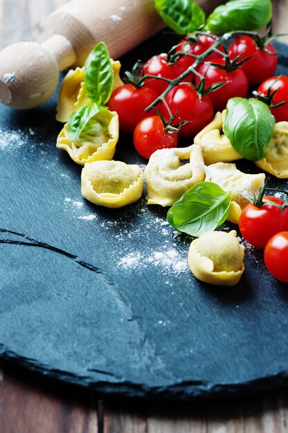 Tortellini tradicional italiano en la mesa
