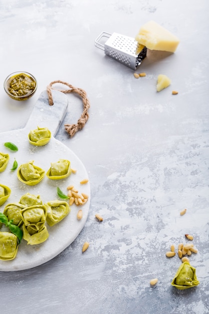 Tortelloni italiano crudo hecho en casa