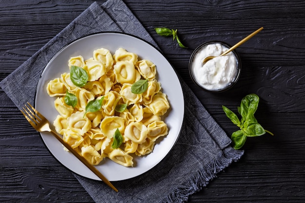 Tortelloni mit Käsefüllung auf einem Teller