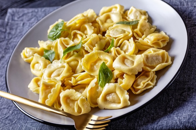 Tortelloni mit Käsefüllung auf einem Teller