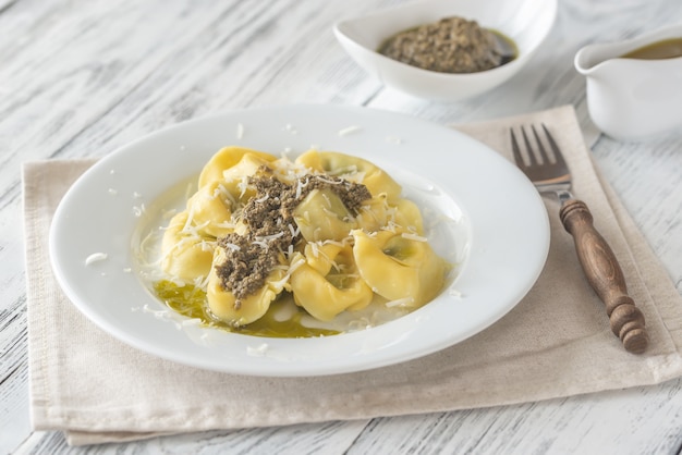 Tortelloni recheado com ricota com pesto