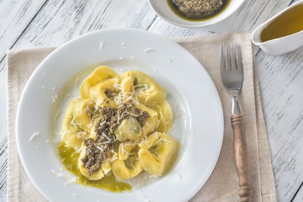 Tortelloni recheado com ricota com pesto