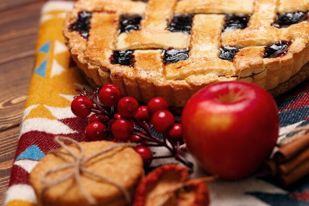 Tortenkuchen mit rotem Apfel und Zimt auf Tischdecke schließen oben