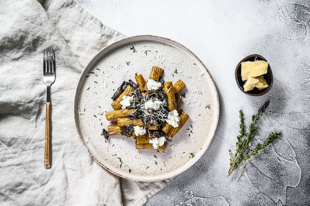 Tortiglioni de massa com trufa preta, cogumelo branco, molho de natas e queijo ricota. Vista do topo