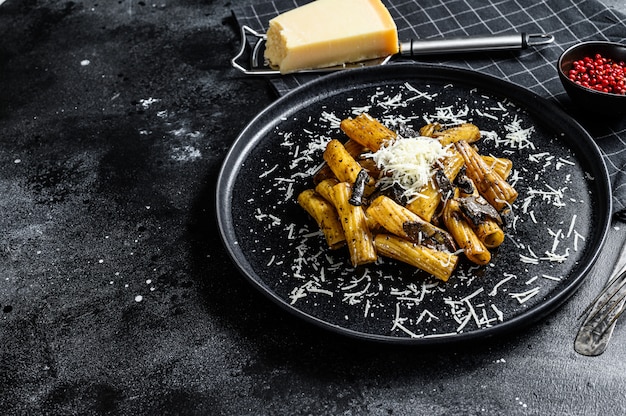 Tortiglioni de pasta con trufa negra y Boletus edulis, seta blanca. Vista superior.