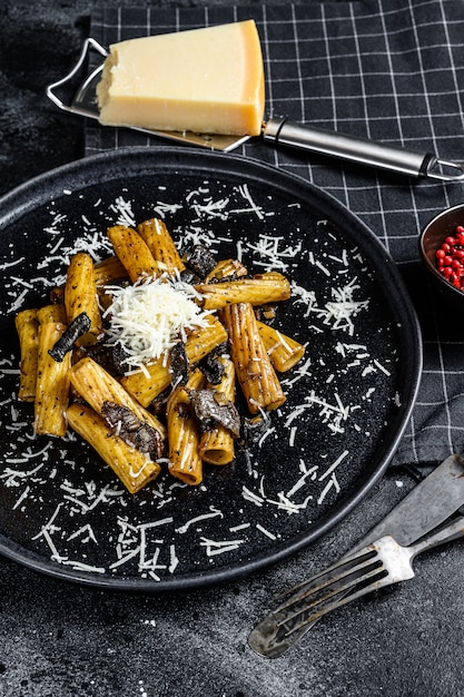 Tortiglioni de pasta con trufa negra, champiñones blancos, salsa de crema y queso parmesano.